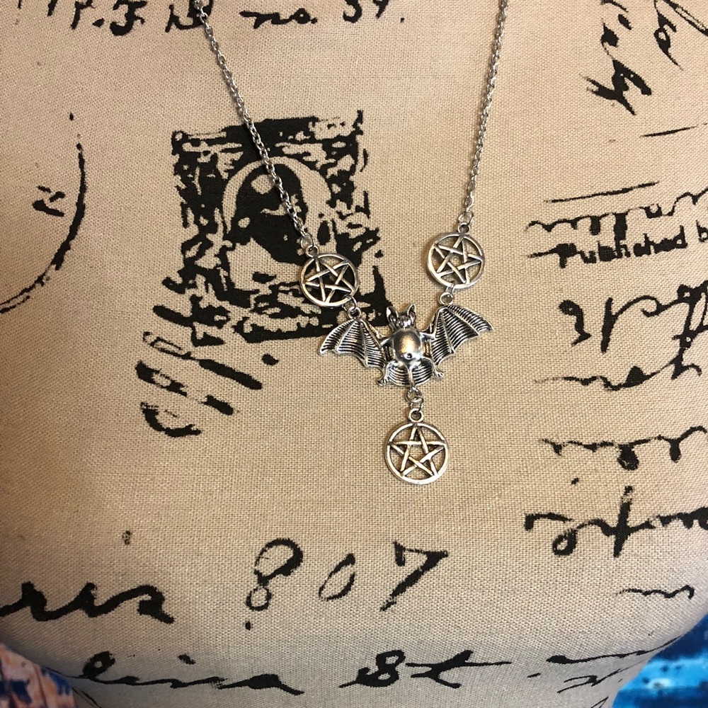 Fun bat goth necklace pentagram silvery finish - Picture 5 of 8